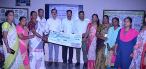 పాల్వంచలో నవ మహిళా సాధికార కేంద్రంలో యోగ్యత పత్రాలు, చెక్కుల పంపిణీ